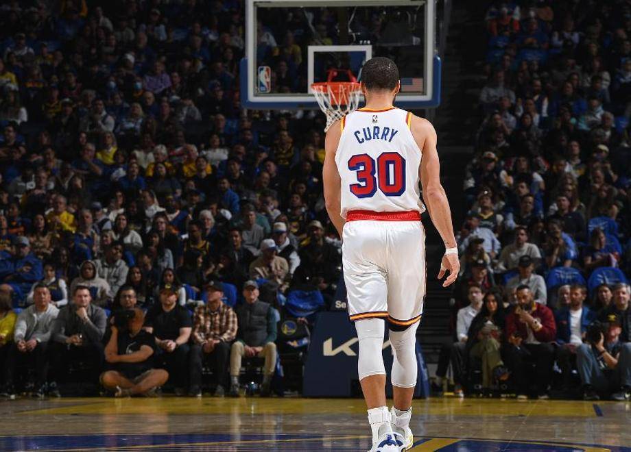 库里重返赛场，险胜首场状态出色，C9观众沸腾！